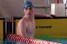 Nadador com touca e óculos na piscina prepara-se para a competição