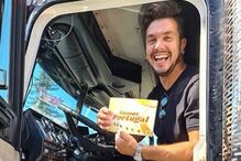 O apresentador do Somos Portugal surge sorridente na cabine de um camião