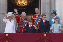 Família real saúda do Palácio de Buckingham, com destaque para Charlotte e Louis