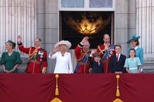 Família real acena do balcão do Palácio de Buckingham durante Trooping the Colour