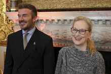 David Beckham e Meryl Streep sorriem num evento