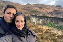 Casal visita o Viaduto Glenfinnan, na Escócia, num dia nublado