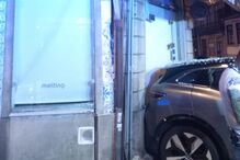 Colisão de carros danifica fachada de café e fere dois no Porto