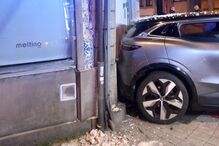 Colisão danifica fachada de café no Porto; dois feridos ligeiros