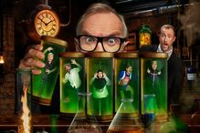Humoristas em cenário de laboratório para o programa 'Taskmaster', no Reino Unido