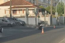 Motocicleta no chão após acidente na estrada