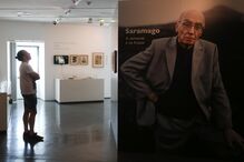 Visitante observa exposição 