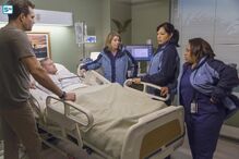 Eric Dane recupera no hospital após quase se afogar, socorrido pela filha.
