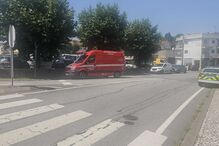 Colisão entre carro e viatura de bombeiros da Feira causa ferimentos