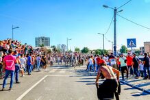 Multidão assiste à tradicional largada de toiros na Festa da Amizade em Benavente