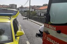 Equipa de emergência presta auxílio a ciclista acidentado em estrada na Maia