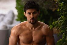 Homem sem camisa relaxa numa banheira de gelo