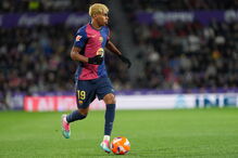 Jogador do Barcelona com a bola durante um jogo