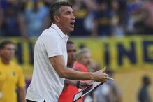 Treinador gesticula durante jogo