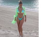 Carolina Cunha e Silva, filha de João Cunha e Silva, desfruta da praia