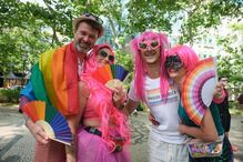 Milhares marcham em Lisboa no Europride 2025 pelos direitos da comunidade LGBTI+.
