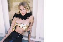 Marcella Hetfield, filha do vocalista dos Metallica, modelo e metaleira, recebe elogios e exibe tatuagens