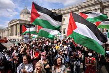 Ativistas da Palestine Action protestam em Trafalgar Square contra ação do governo