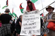 Ativistas protestam em Londres contra o governo do Reino Unido e a favor da Palestina