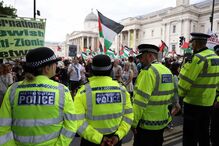 Ativistas pró-palestina protestam em Londres, enquanto a polícia monitoriza a situação