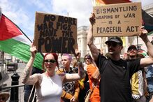 Ativistas protestam contra guerra em Londres, após invasão à base aérea de Brize Norton