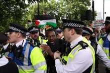 Confrontos entre ativistas da Palestine Action e a polícia em Trafalgar Square, Londres
