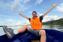 Homem de colete salva-vidas, num barco, relaciona infeção bacteriana grave com o hábito de roer as unhas