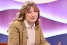 Mulher discursa durante entrevista num estúdio