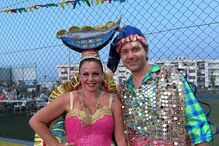 Comentadores de canais rivais surgem juntos num evento festivo