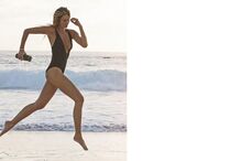Elle Macpherson, modelo, corre na praia após ser eleita a mais bela do mundo aos 61 anos