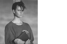 Elle Macpherson, modelo australiana, segura livro 