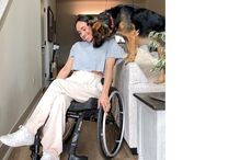 Influenciadora, numa cadeira de rodas, interage com o seu cão
