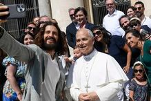 Selfie de ator de Jesus com o Papa Francisco no Vaticano