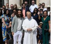 Papa Francisco posa com elenco de série 