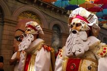 AgitÁgueda 2025: Daniela Mercury e outros artistas celebram com chapéus coloridos em Águeda.
