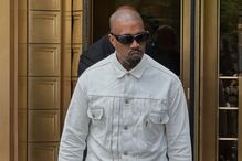 Homem com óculos escuros surge após alegações contra Diddy e o seu filho