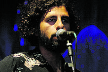 José González atua num evento com outros artistas.
