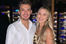 Casal sorri para a câmara num evento