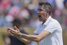 Treinador gesticula durante jogo