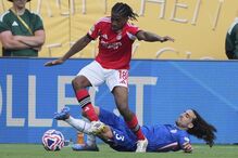 Jogo interrompido entre Benfica e Chelsea devido ao mau tempo