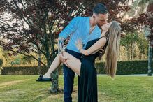 Casal apaixonado partilha momento romântico ao ar livre