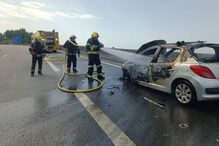 Carro em chamas em Sever do Vouga; bombeiros no local e GNR acionada
