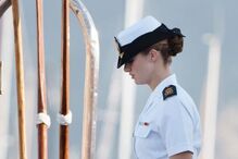 Militar da marinha espanhola num navio com a bandeira de Espanha