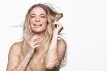 LeAnn Rimes perde dentes em concerto, mas mantém bom humor e continua o espetáculo em Washington