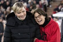 Charlene do Mónaco e Carolina do Mónaco sorriem juntas num evento