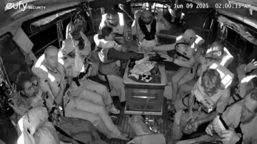 “Tenham calma”: as imagens do navio onde seguia Greta Thunberg a ser escoltado até Israel por militares