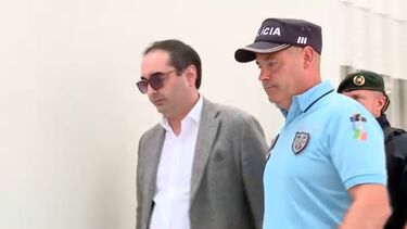 “Assassino, assassino!”: populares insultam Fernando Valente à saída do Tribunal de Aveiro