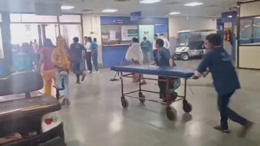 Caos em hospital de Ahmedabad após queda de avião com mais de 200 passageiros 