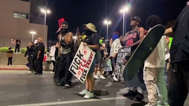 Manifestantes confrontam polícia durante protestos em Las Vegas 