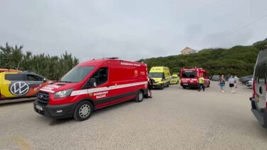 Pai e filha de 10 anos resgatados do mar na Nazaré